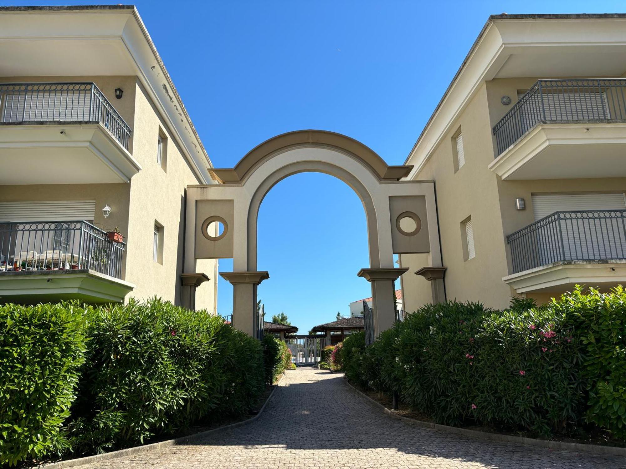 Beachside Apartment With Pool & Garden In Juan Les Pins Antibes Exteriör bild
