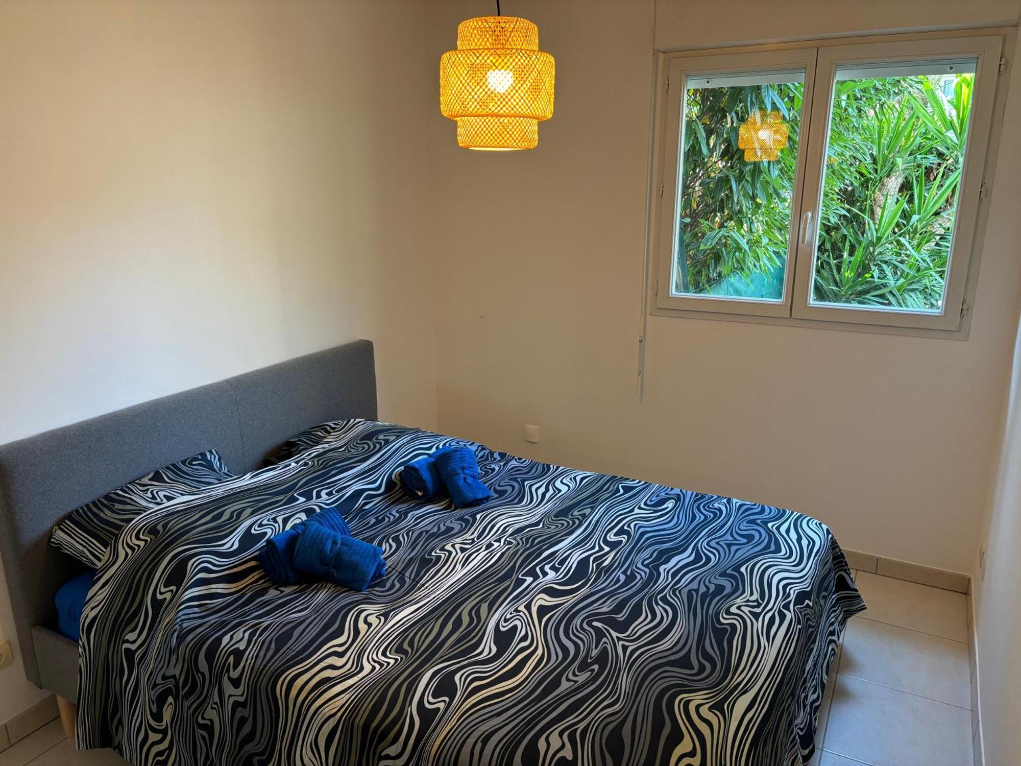 Beachside Apartment With Pool & Garden In Juan Les Pins Antibes Exteriör bild