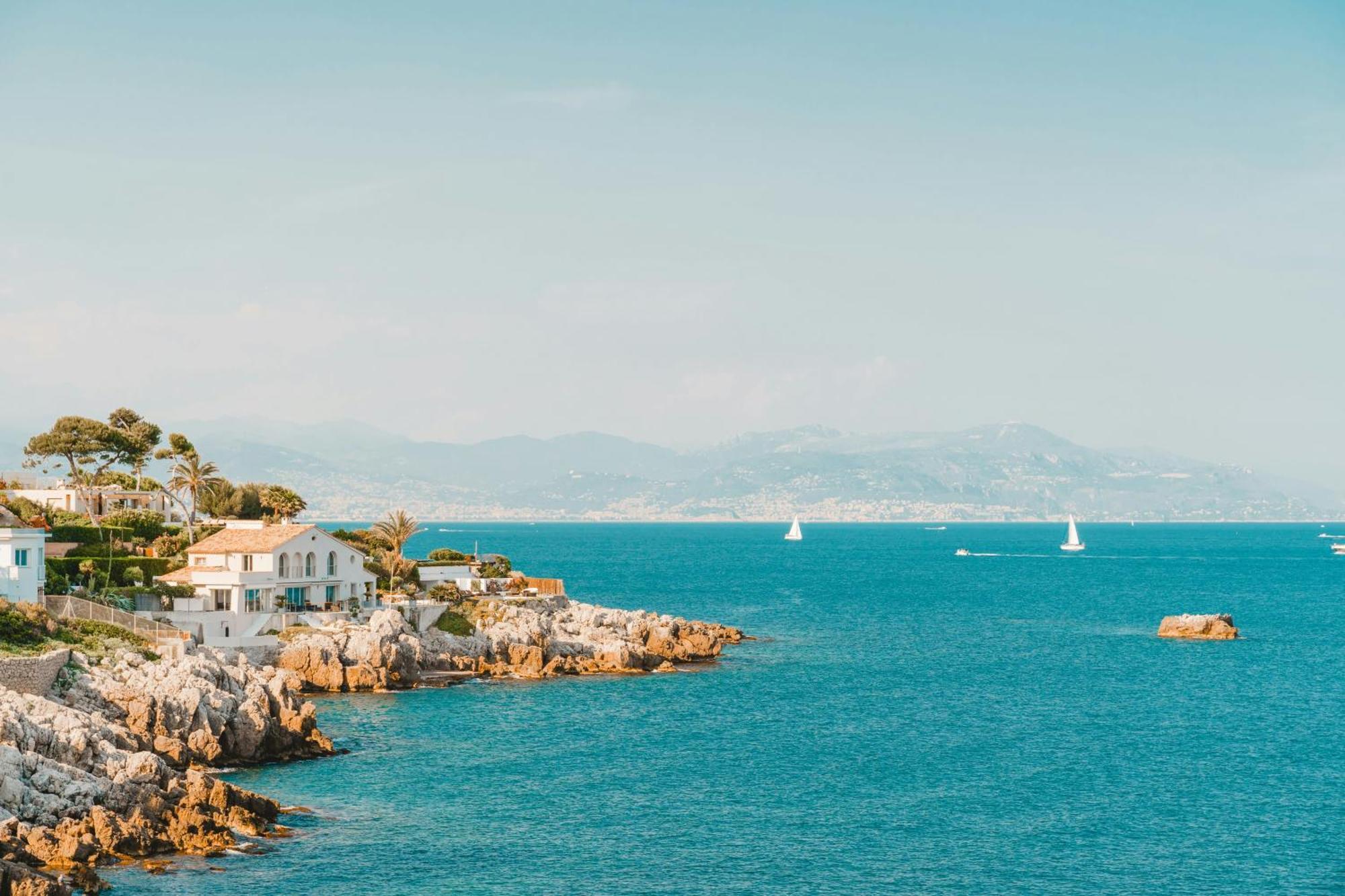Beachside Apartment With Pool & Garden In Juan Les Pins Antibes Exteriör bild
