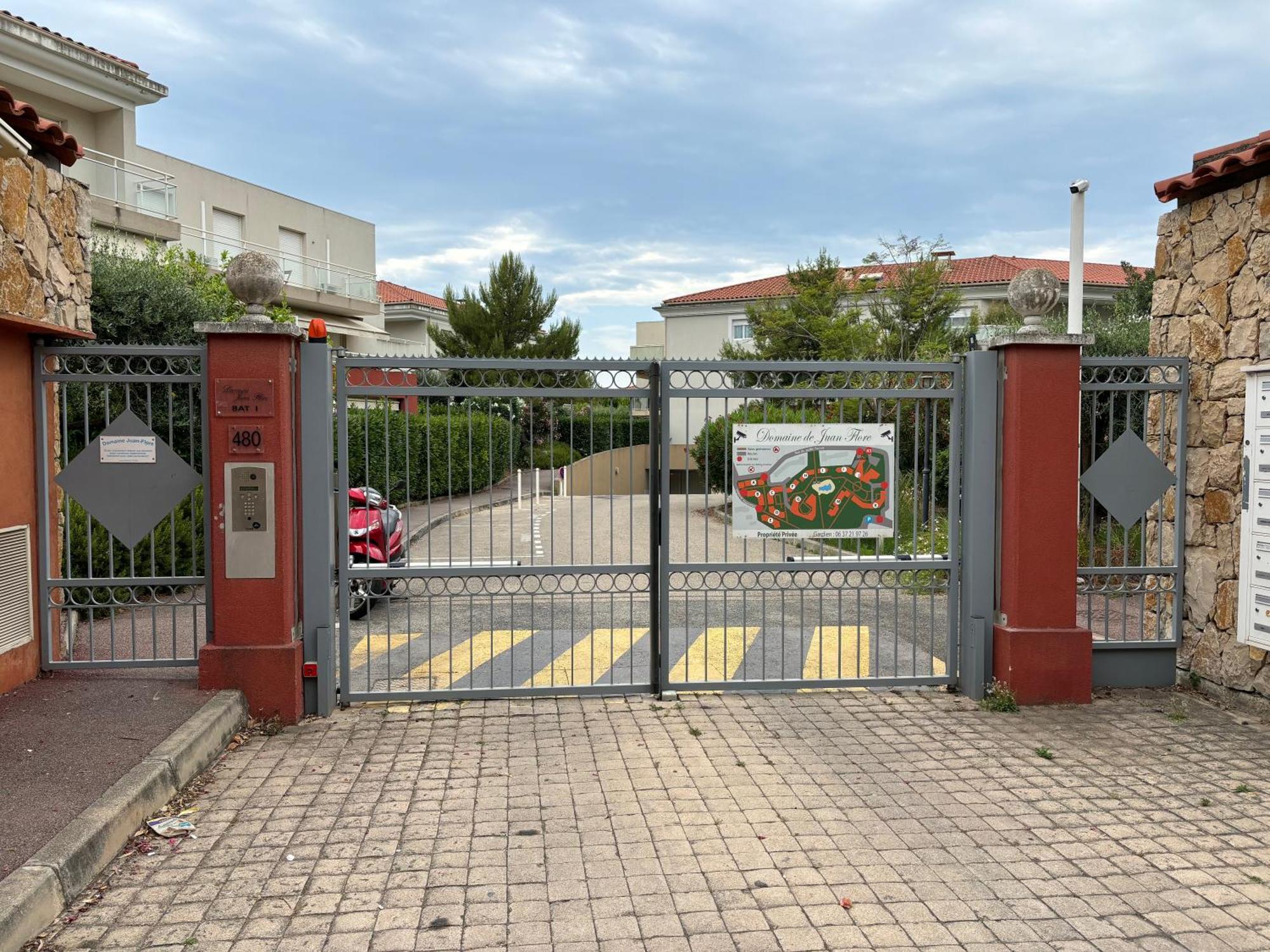 Beachside Apartment With Pool & Garden In Juan Les Pins Antibes Exteriör bild
