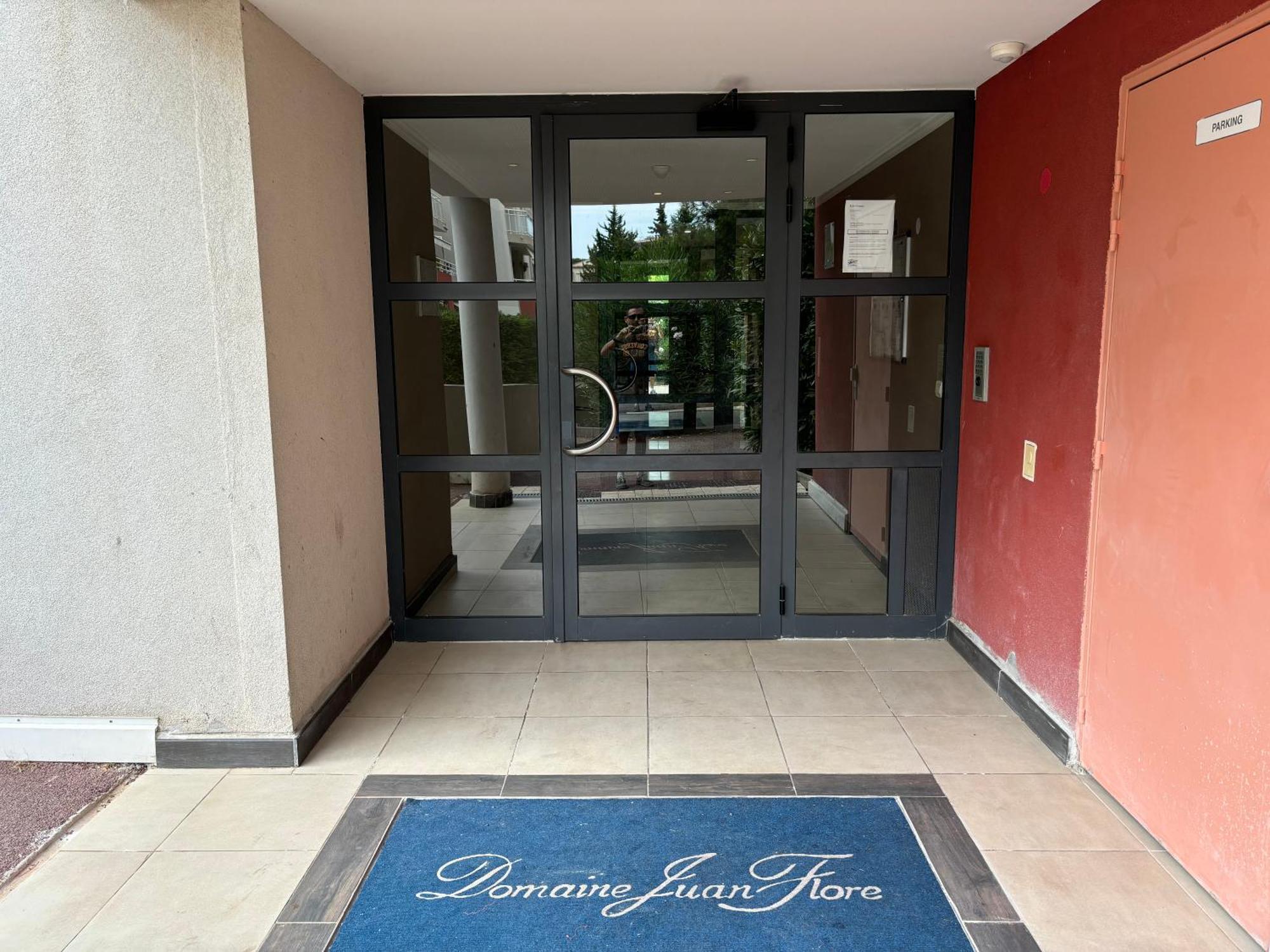 Beachside Apartment With Pool & Garden In Juan Les Pins Antibes Exteriör bild