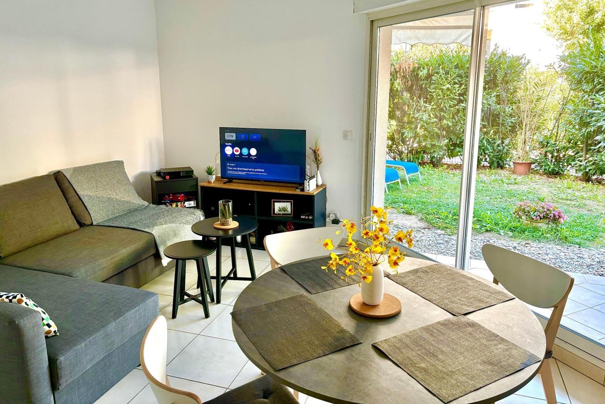Beachside Apartment With Pool & Garden In Juan Les Pins Antibes Exteriör bild