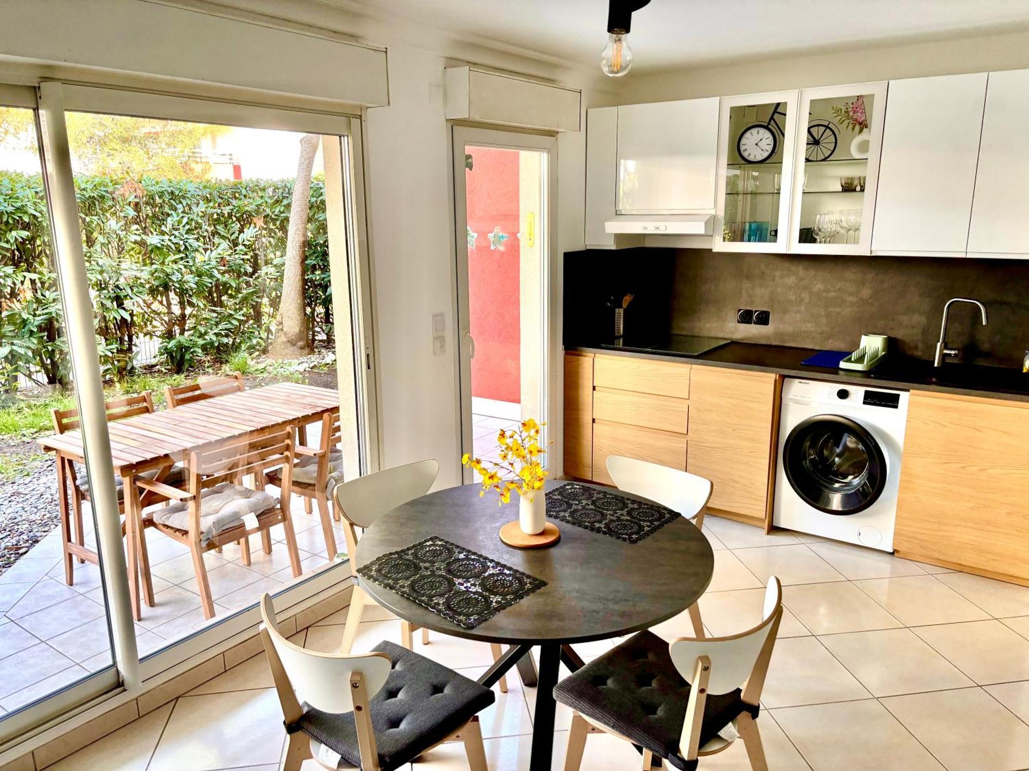 Beachside Apartment With Pool & Garden In Juan Les Pins Antibes Exteriör bild